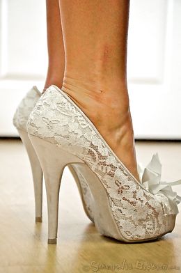 Two obedient hotties sell their throat for a deep use