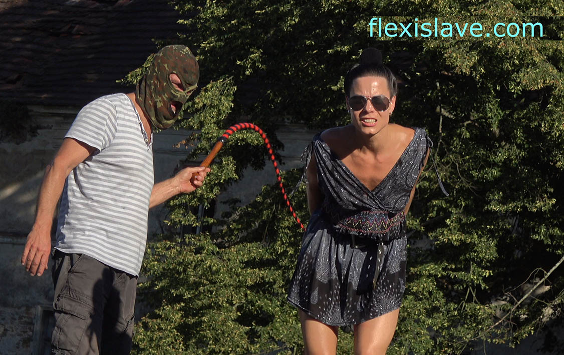 Great in shape fitness milf Alex Zothberg outdoor leg whipping