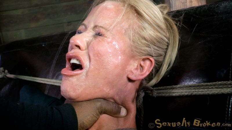 Black master impales a big-bottomed MILF